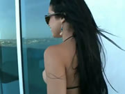 발코니에서 오럴을 주는 갈색 머리 미녀