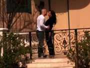 계단에서 대머리 남자와 바람을 피우는 거유 아가씨